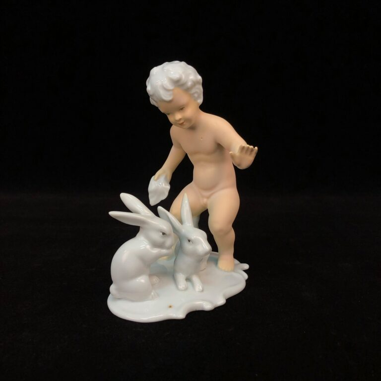 Статуэтка "Мальчик с кроликами" SCHAUBACH KUNST
